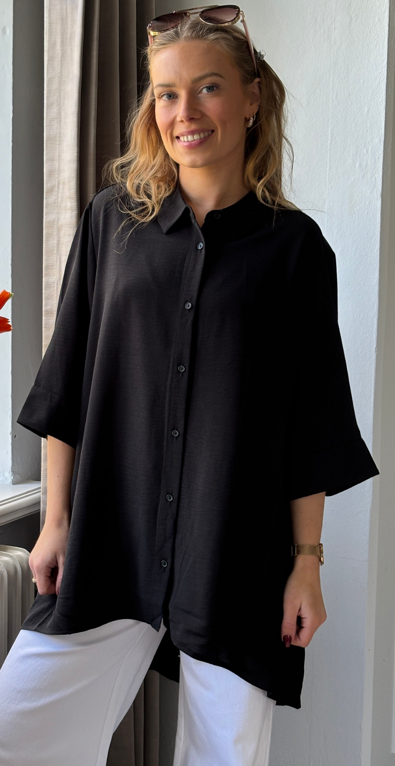 Carrie skjortebluse med længde bagtil sort LikeLondon
