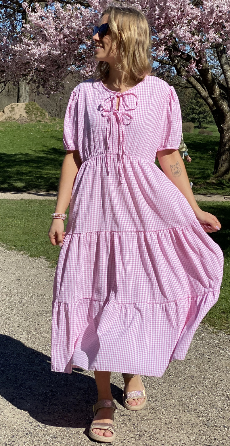 Karla småternet lang kjole med peplum og bindebånd rosa LikeLondon