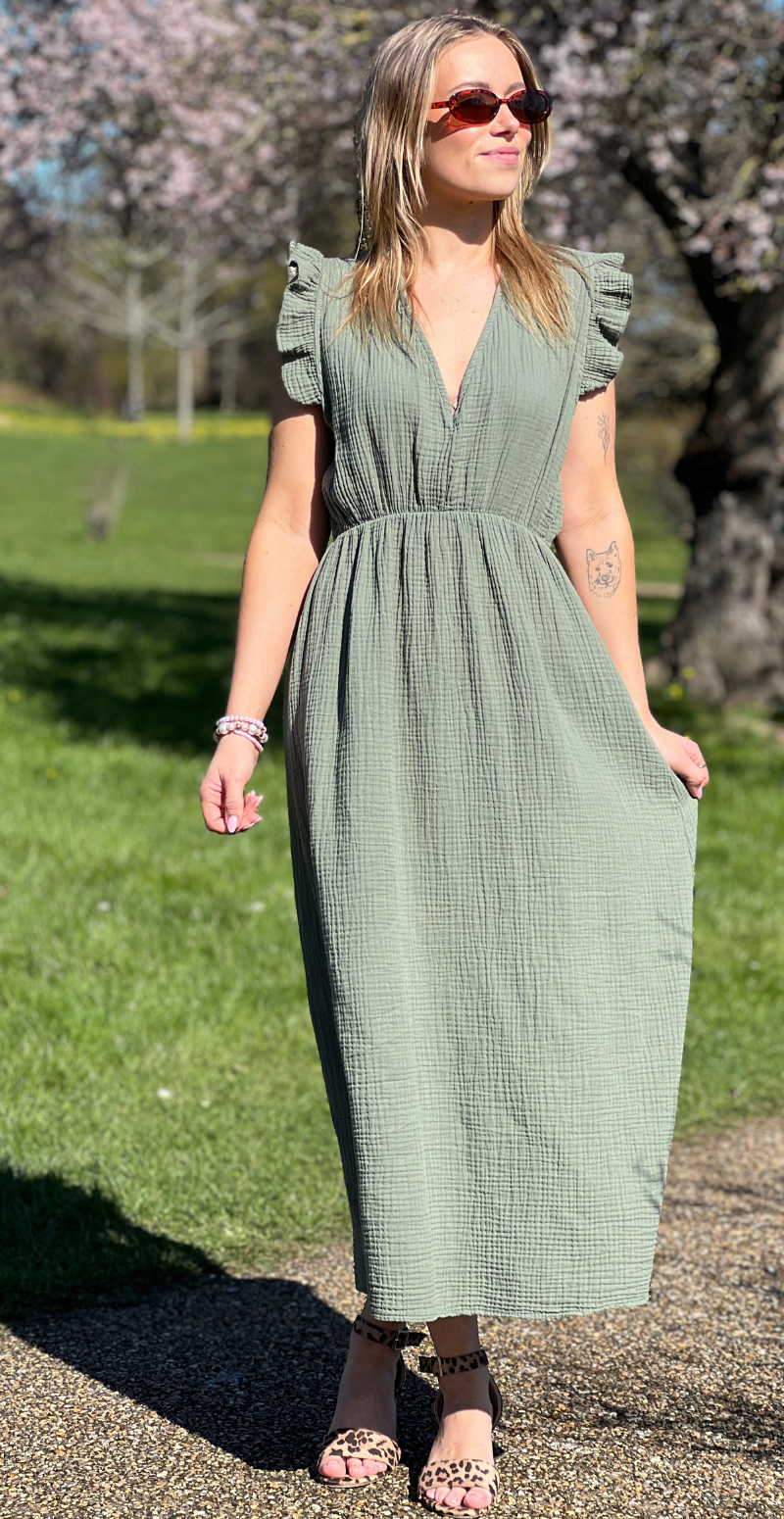 Tamara kjole med flæsekant og bindebånd khaki LikeLondon