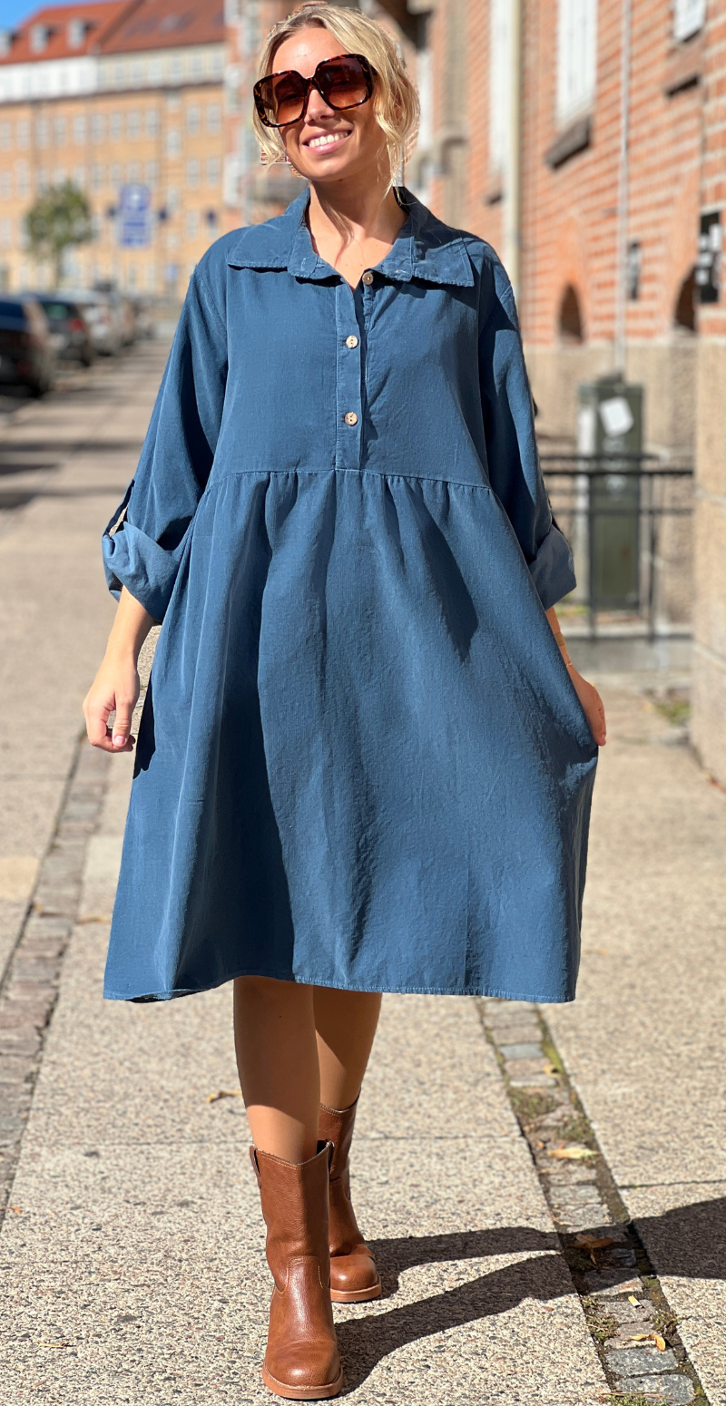 Elvira kort fløjlskjole jeans LikeLondon