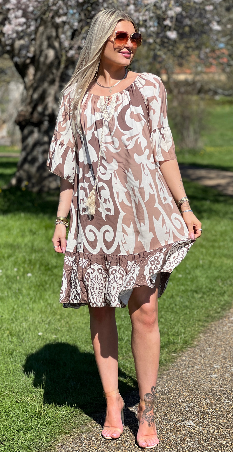 Mira kort kjole med mønster og peplum kanter beige LikeLondon