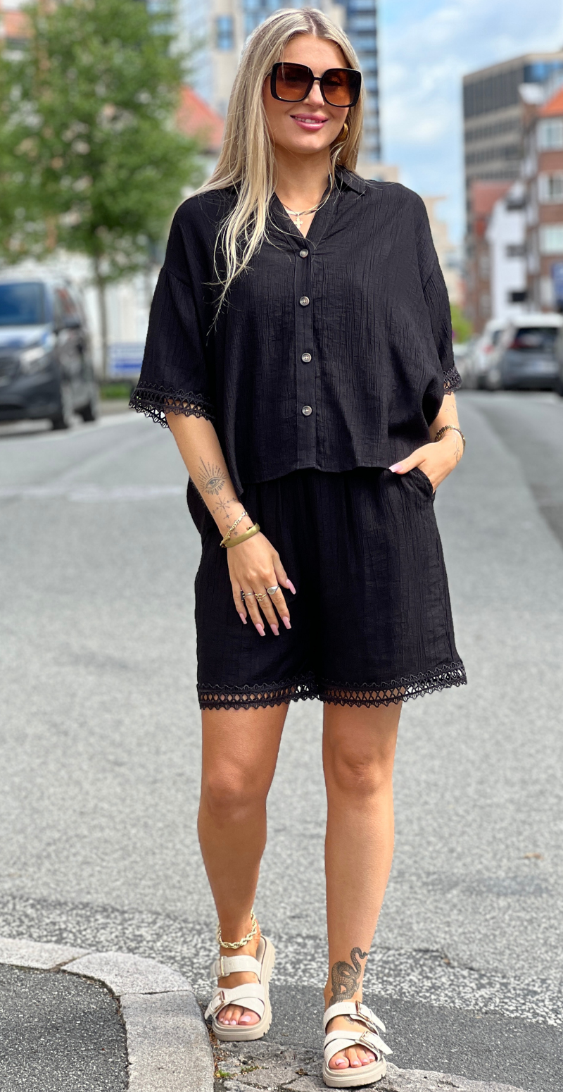 Regina skjortebluse med blondekant sort LikeLondon