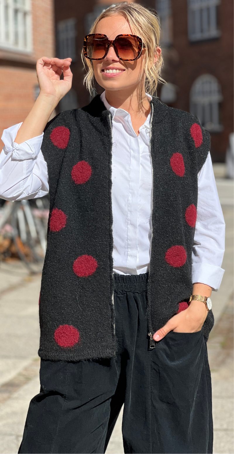 Klara strikvest med prikker og lynlås fortil sort LikeLondon