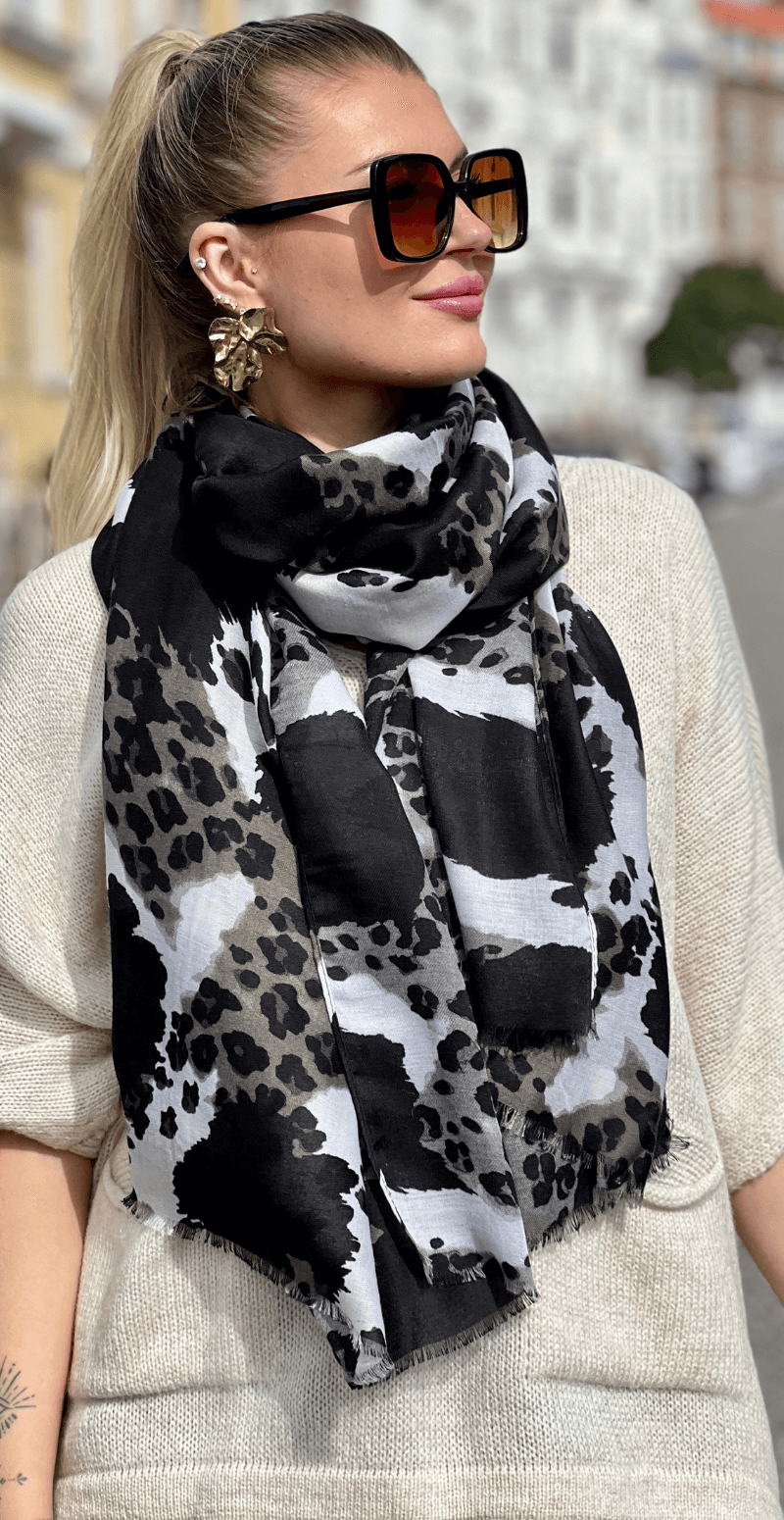 Tørklæde med leopard mønster grå/sort LikeLondon