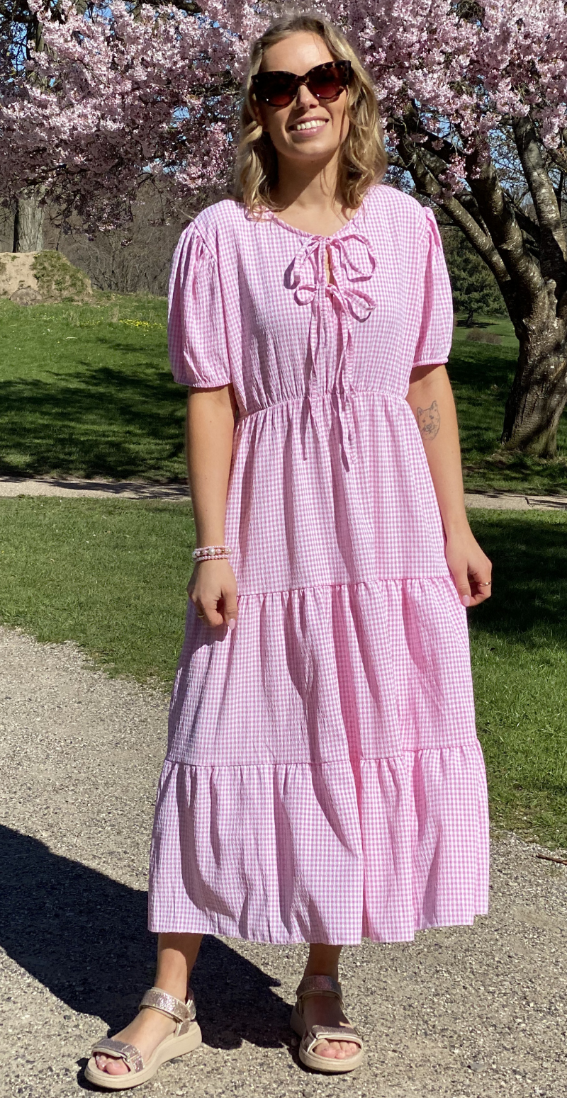 Karla småternet lang kjole med peplum og bindebånd rosa LikeLondon