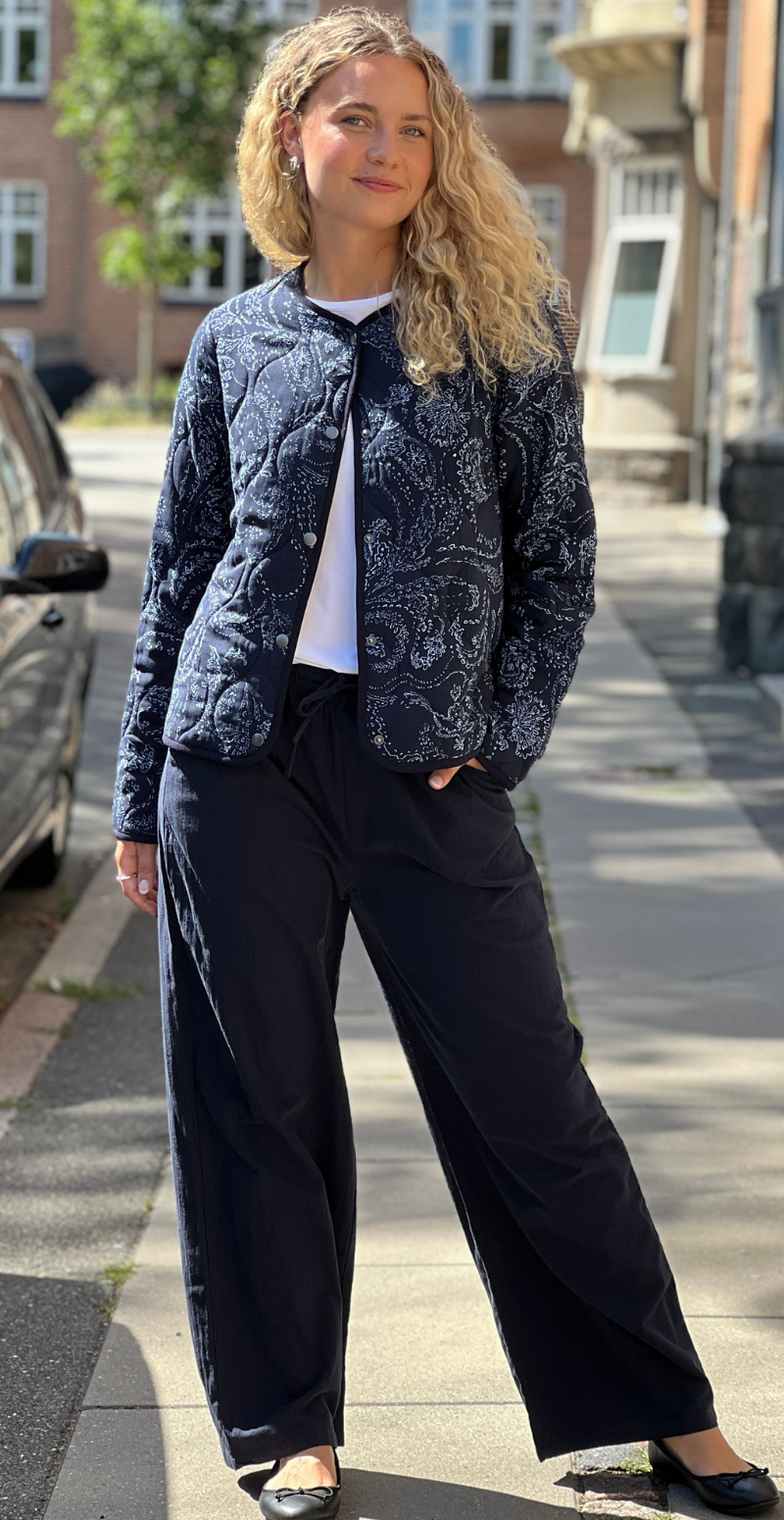 Wilma quiltet jakke med mønster navy LikeLondon