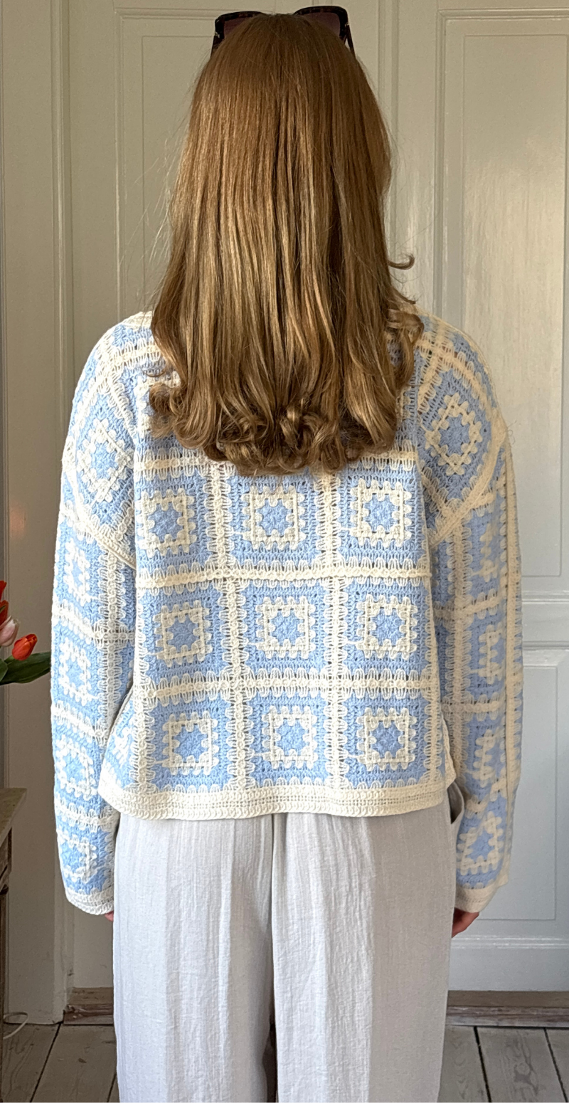 Isolde hæklet patchwork bluse lysblå LikeLondon