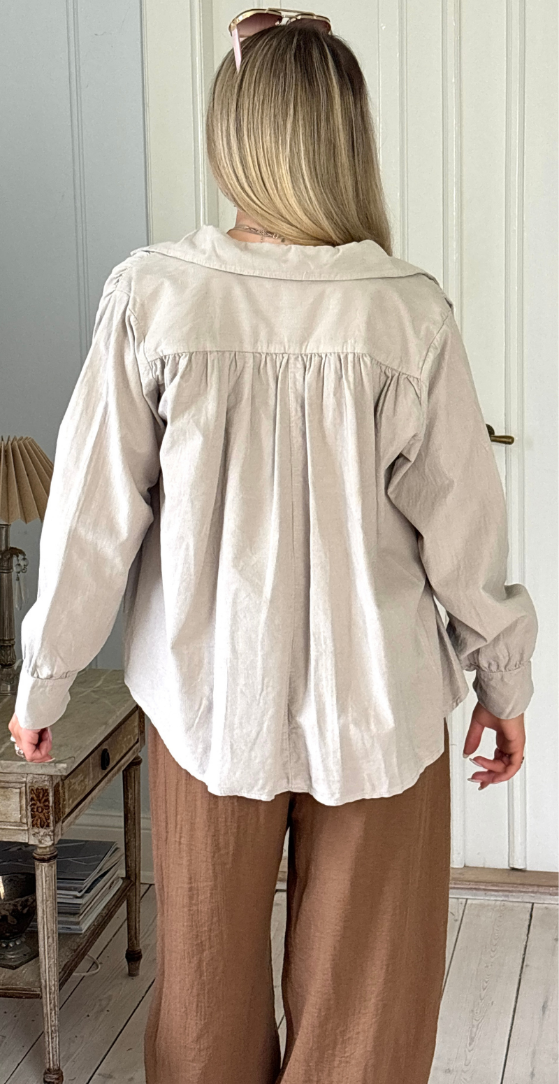 Forudbestil uge 8 Otella fløjlsbluse med v-hals og flæsekant sand LikeLondon