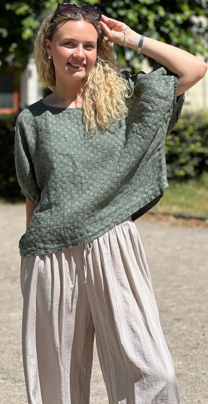 Jessica bluse med små broderede firkanter khaki LikeLondon