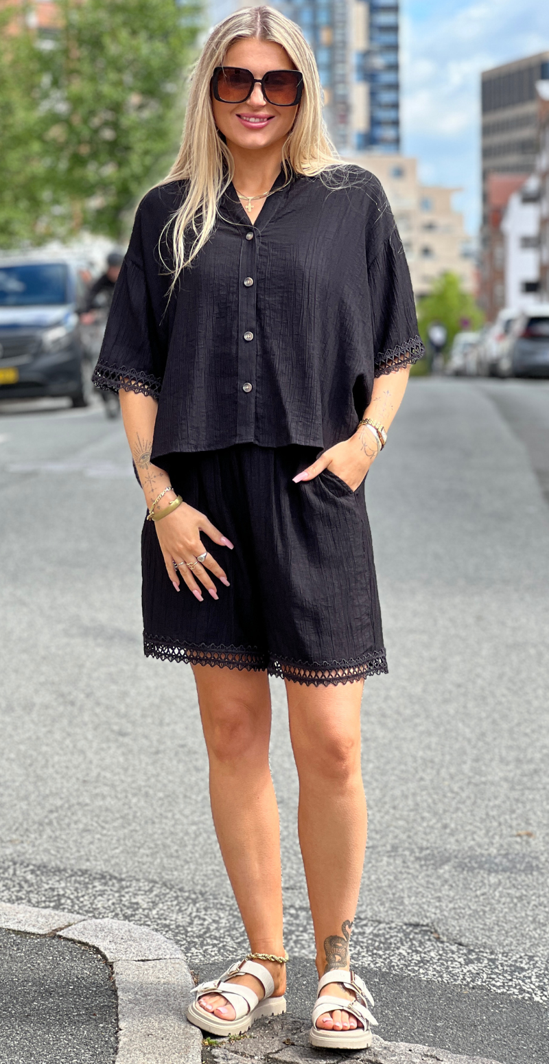 Regina skjortebluse med blondekant sort LikeLondon