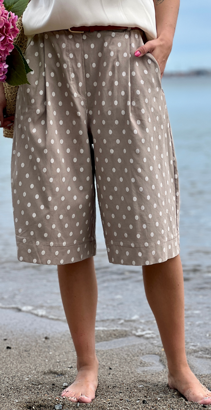 Forudbestil uge 27 Emma bermuda shorts med prikker og bælte fango LikeLondon