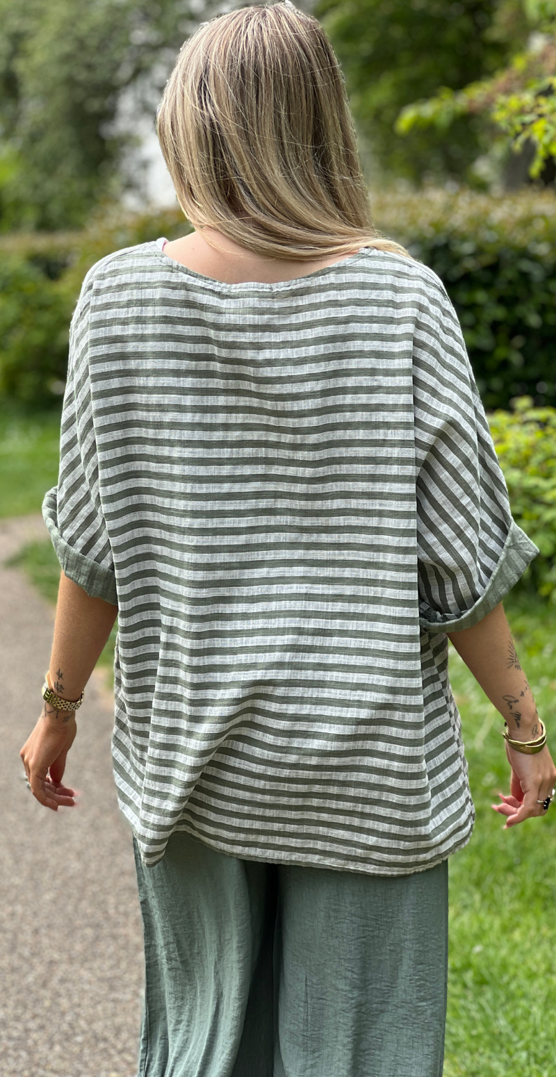 Oline bluse med striber og halskæde khaki LikeLondon