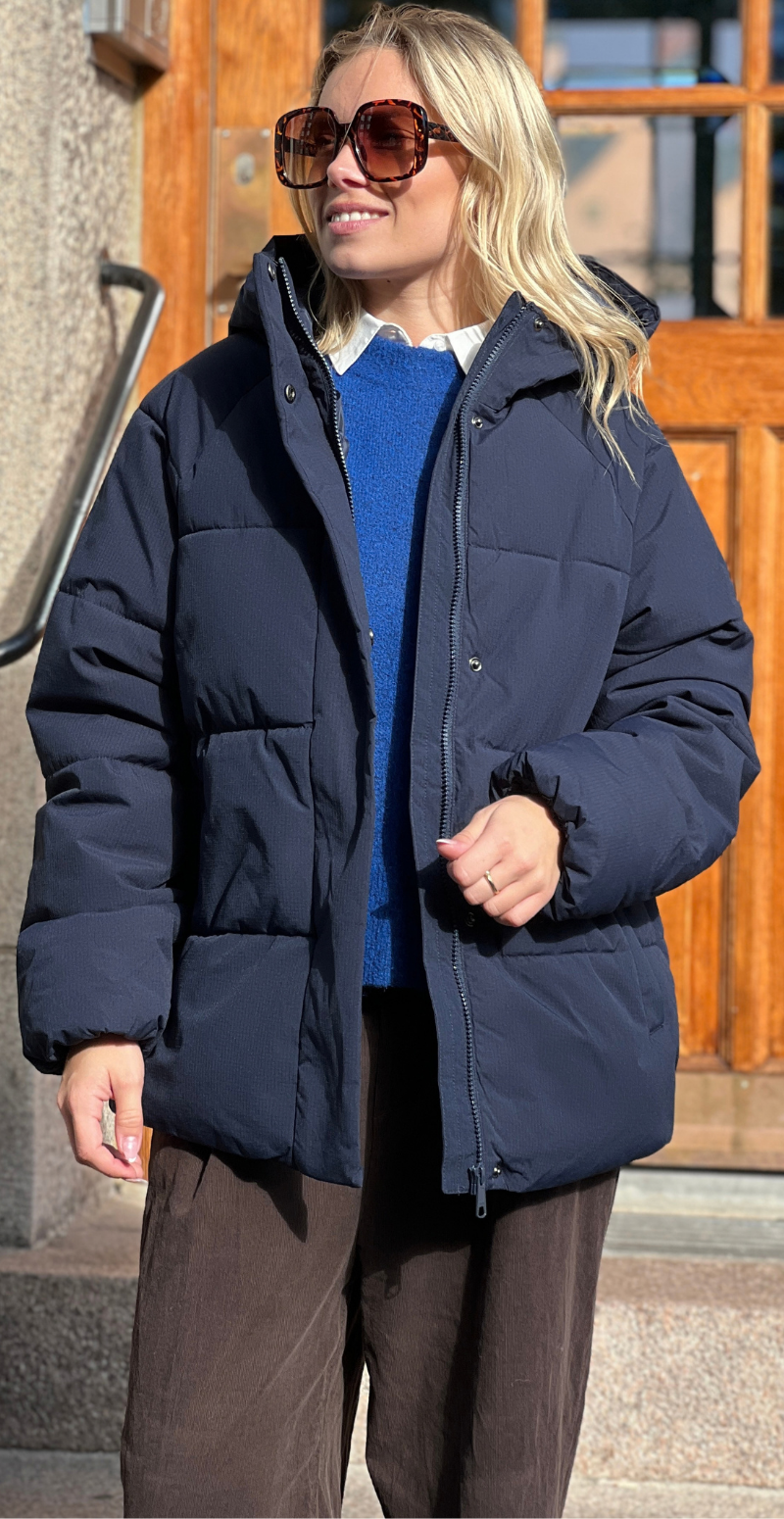 Olly kort jakke med polstring navy LikeLondon