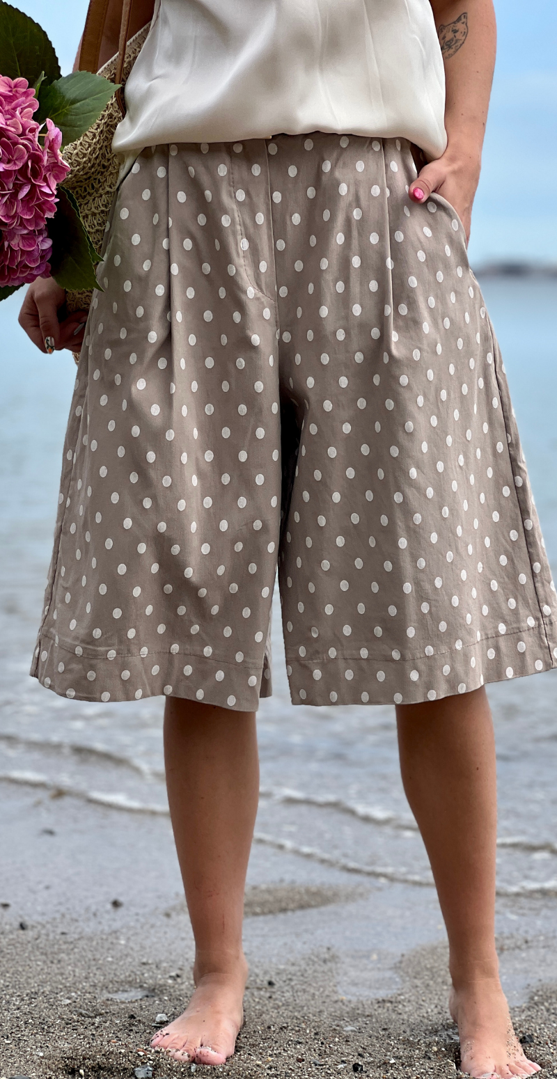 Emma bermuda shorts med prikker og bælte fango LikeLondon