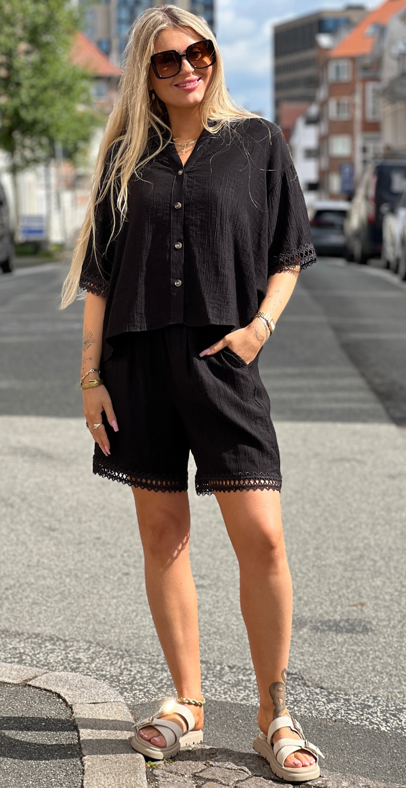 Regina bløde shorts med blondekant sort LikeLondon