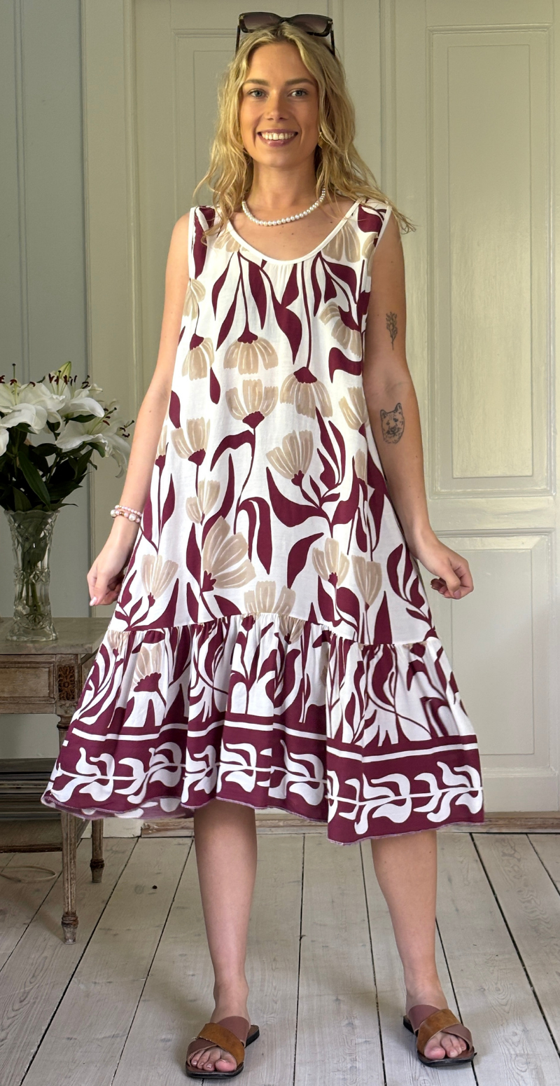 Enrica kjole med brede stropper og blomsterprint wine LikeLondon