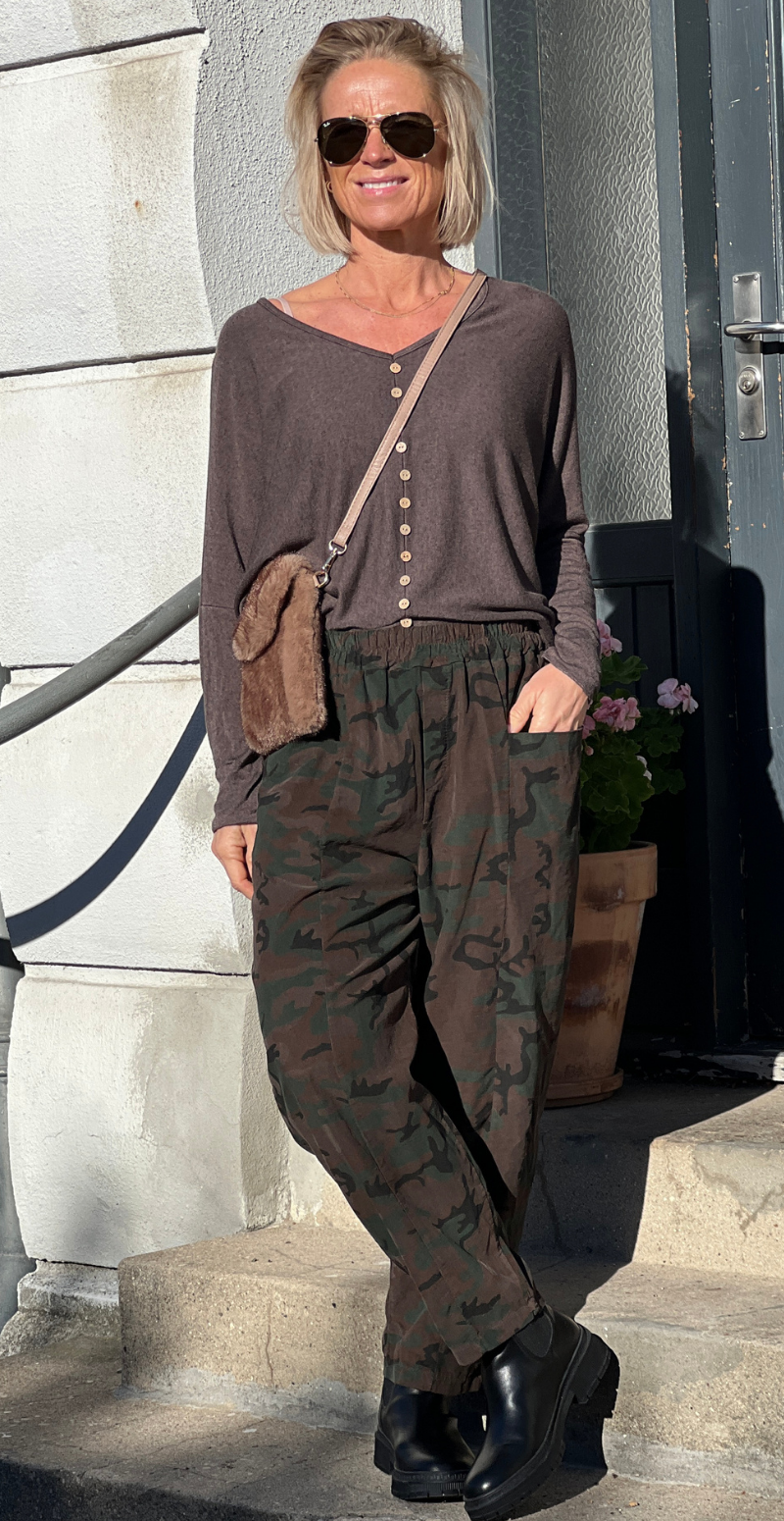 Nella fløjlsbukser med lommer foran og elastik i taljen camouflage brown LikeLondon
