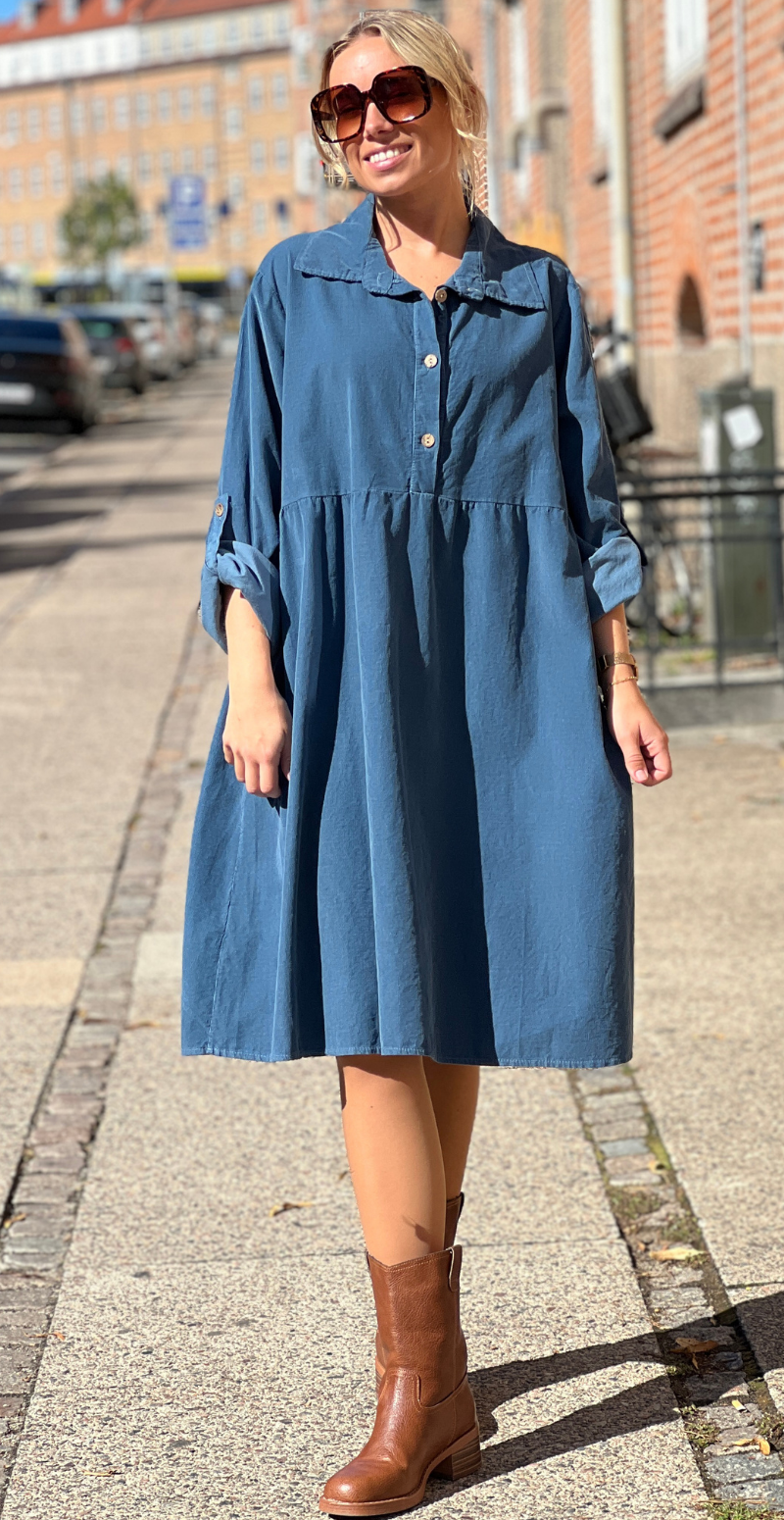 Elvira kort fløjlskjole jeans LikeLondon