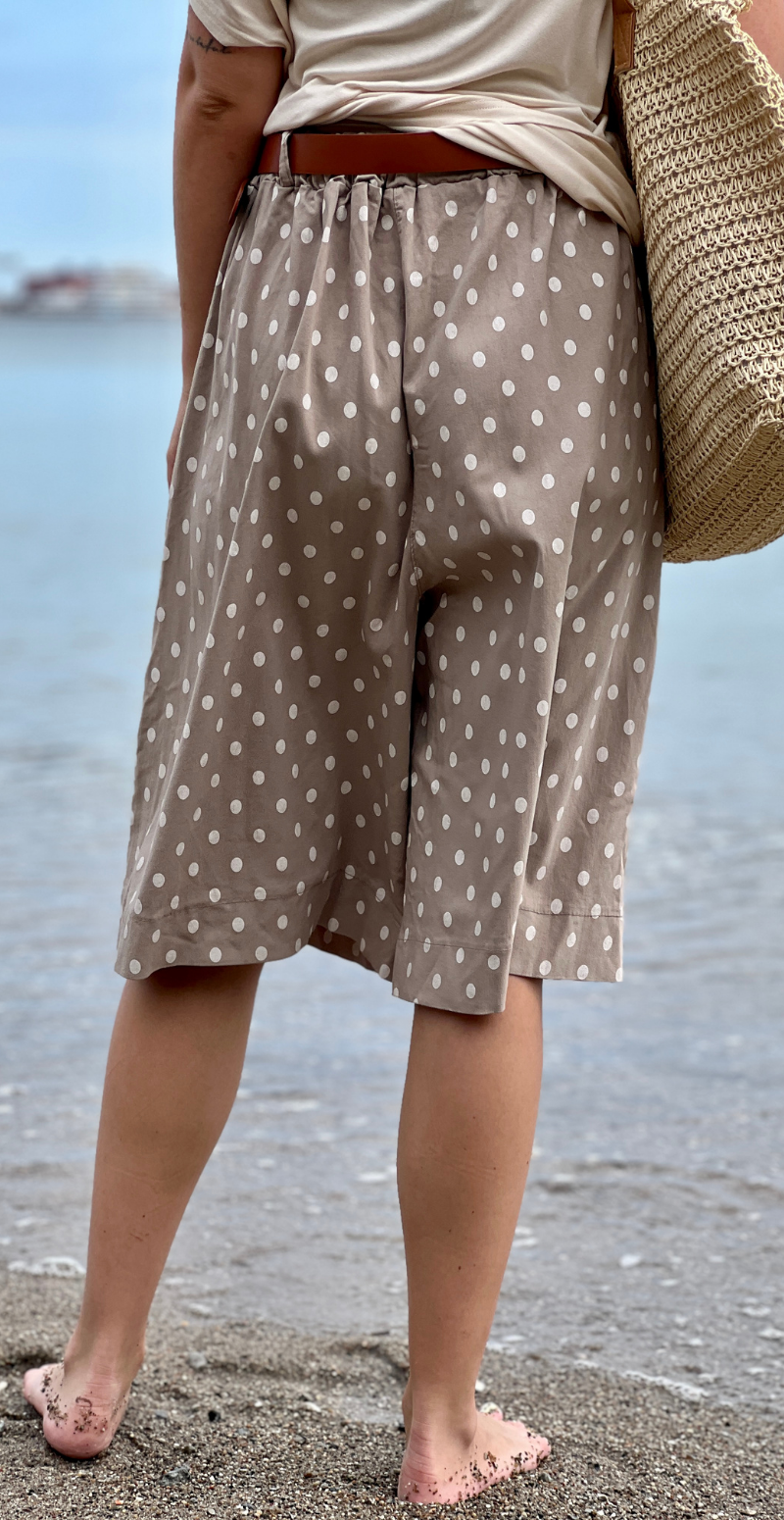 Emma bermuda shorts med prikker og bælte fango LikeLondon