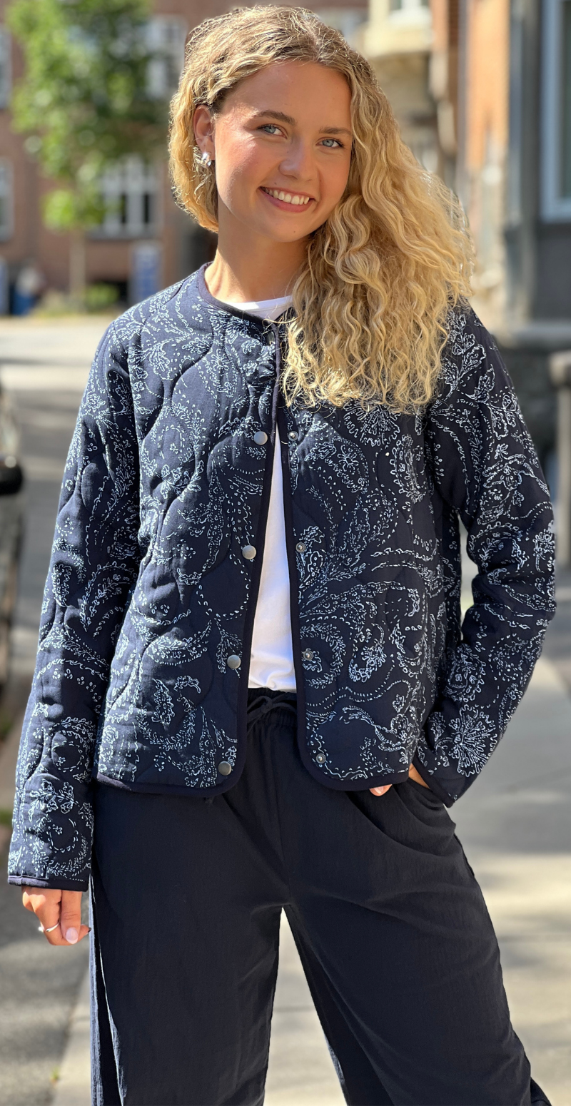 Wilma quiltet jakke med mønster navy LikeLondon