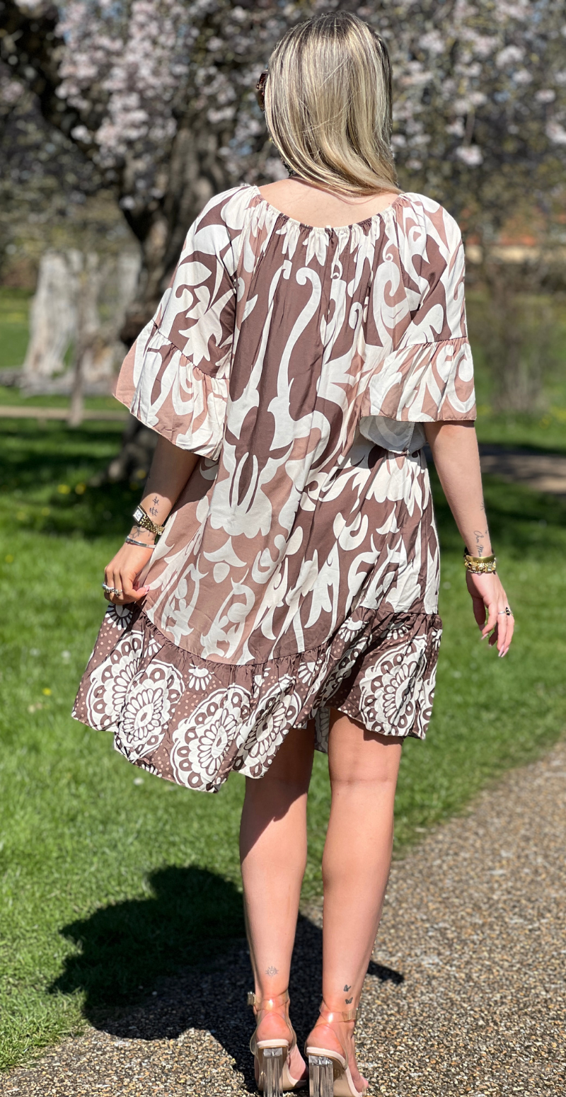 Mira kort kjole med mønster og peplum kanter beige LikeLondon