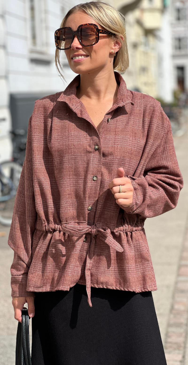 Babette ternet skjorte med bindebånd i taljen bordeaux LikeLondon