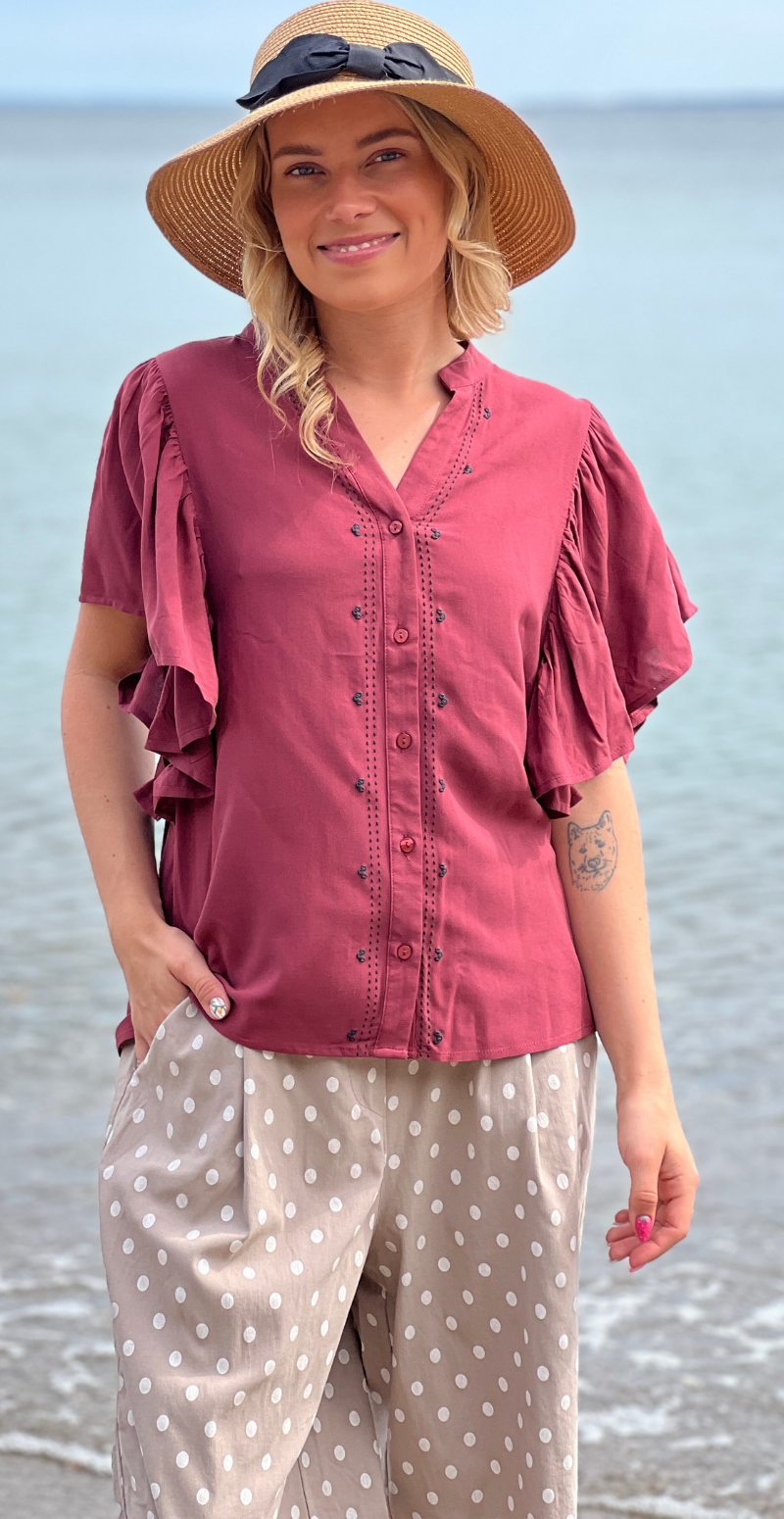 Irma gennemknappet bluse med flæsedetaljer bordeaux LikeLondon