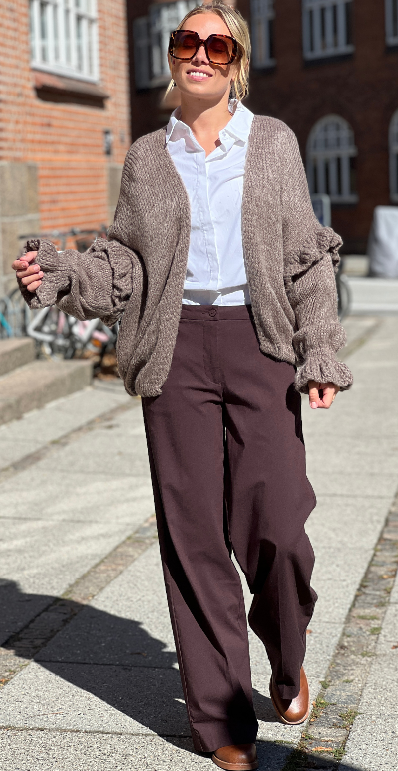 Skylar strikcardigan med flæsedetaljer på ærmet fango LikeLondon