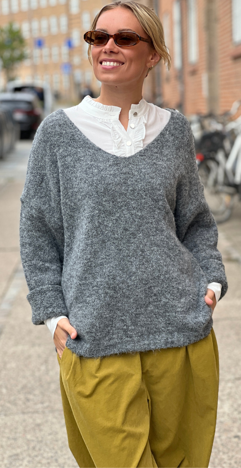 Sonja strik i uld med lange ærmer og v-hals grå LikeLondon