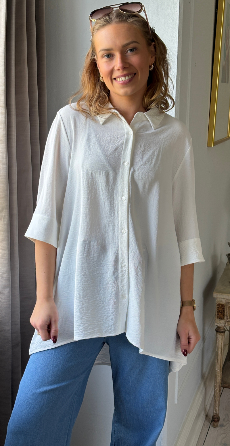 Carrie skjortebluse med længde bagtil hvid LikeLondon