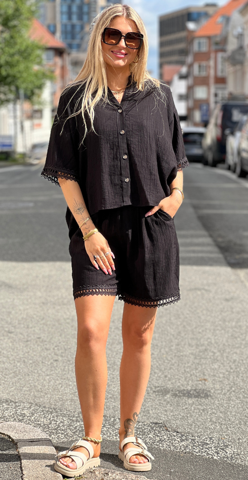 Regina skjortebluse med blondekant sort LikeLondon