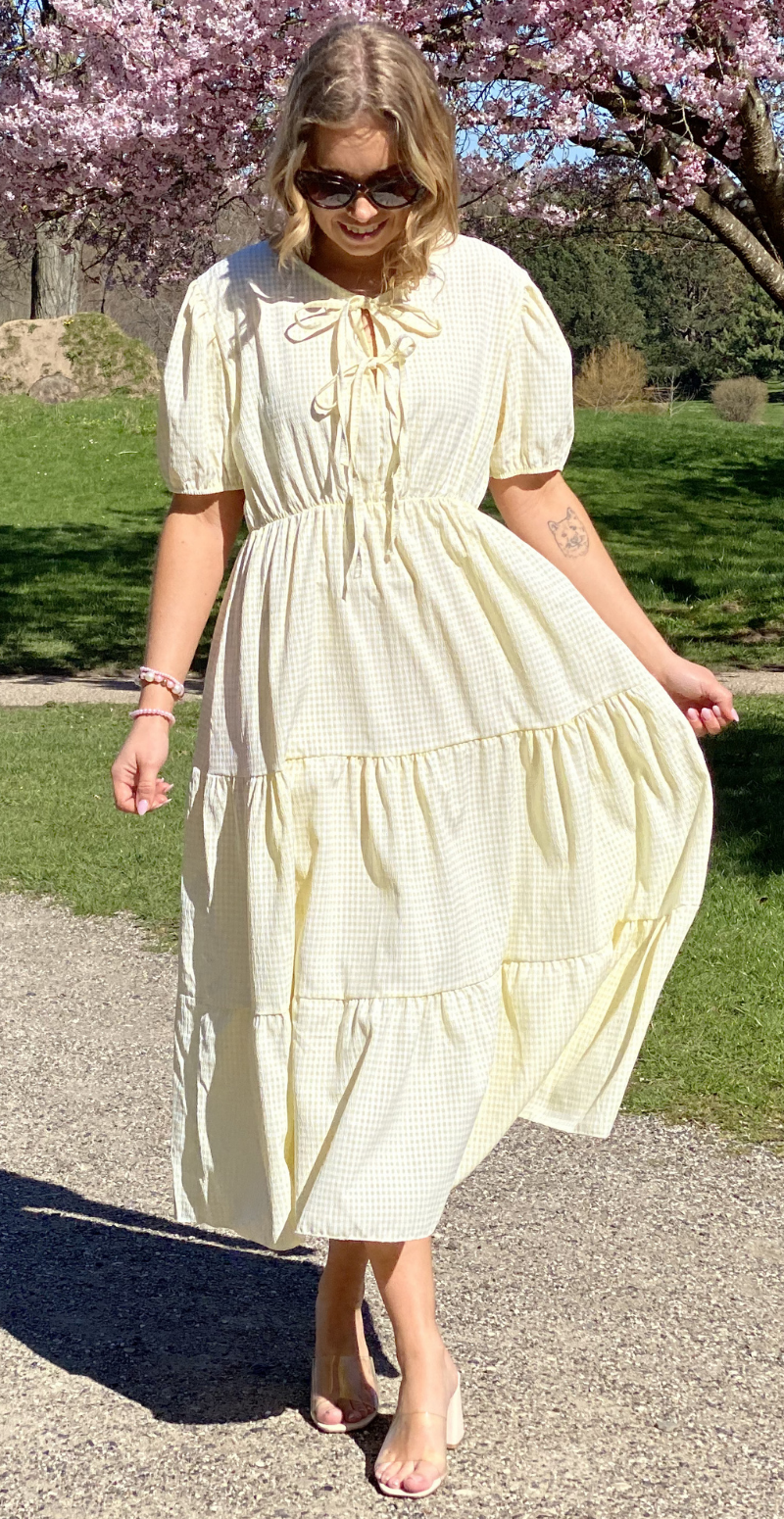 Karla småternet lang kjole med peplum og bindebånd gul LikeLondon