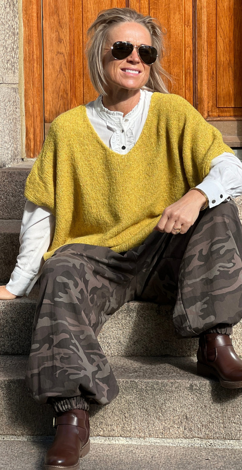 Sigga strikket oversized vest med v-hals gul LikeLondon