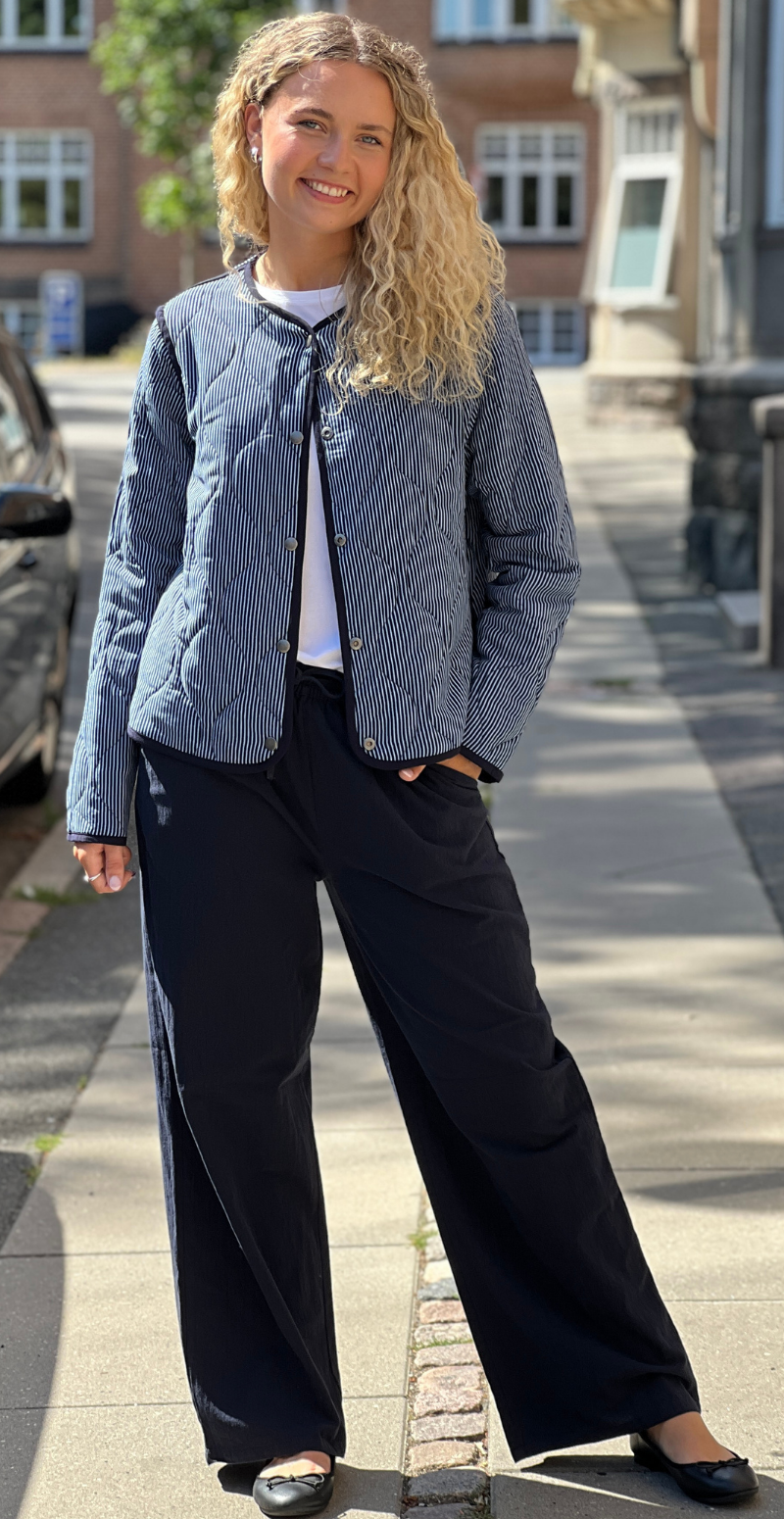 Wilma quiltet jakke med mønster navy LikeLondon