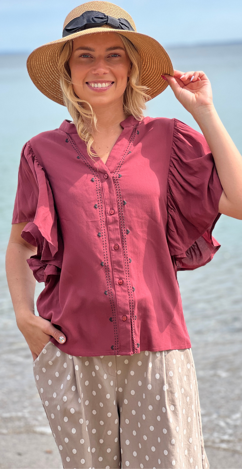 Irma gennemknappet bluse med flæsedetaljer bordeaux LikeLondon