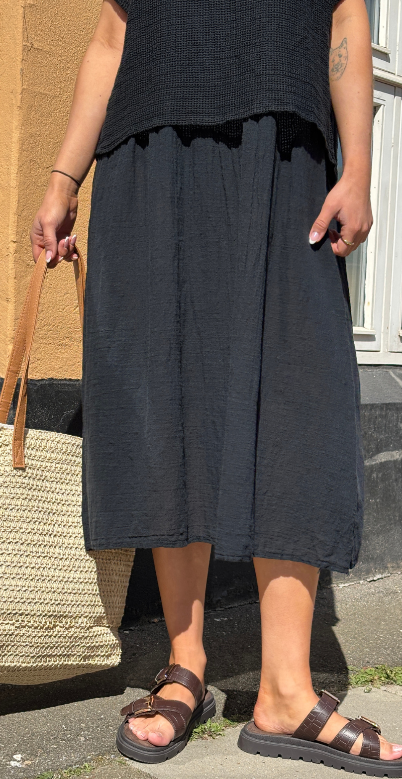 Savannah kjole med hæklet overdel sort LikeLondon