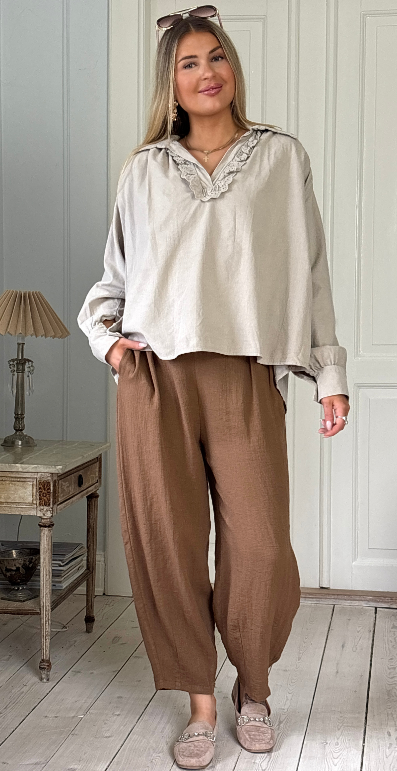 Forudbestil uge 9 Sutton bukser i barrel-fit med læg foran noce LikeLondon