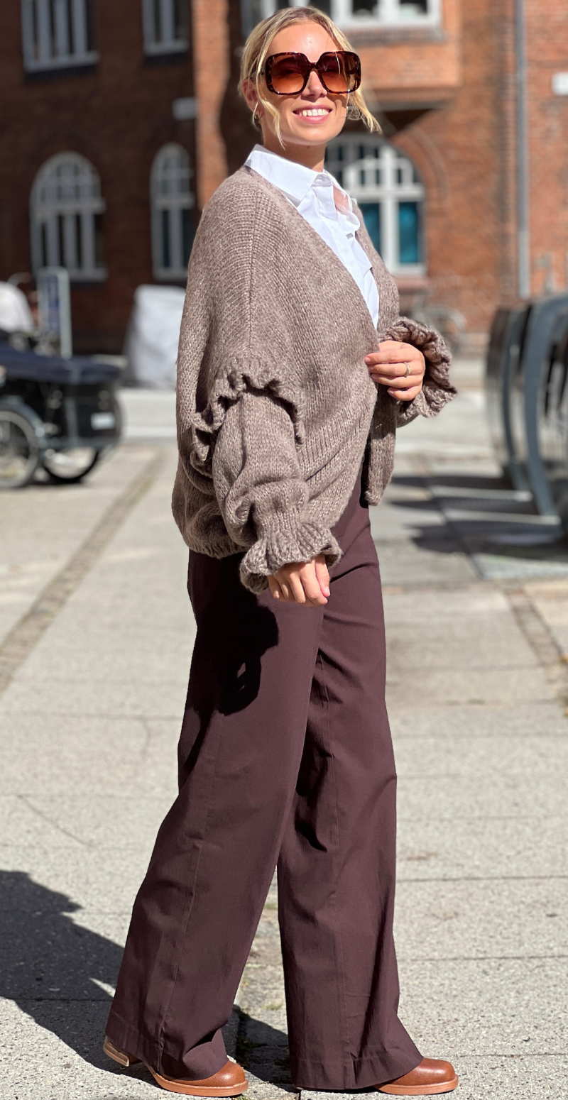 Skylar strikcardigan med flæsedetaljer på ærmet fango LikeLondon