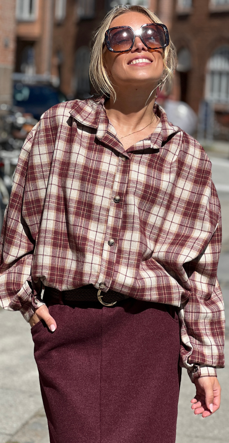 Gemma ternet flannel skjorte med elastik i taljen bordeaux LikeLondon