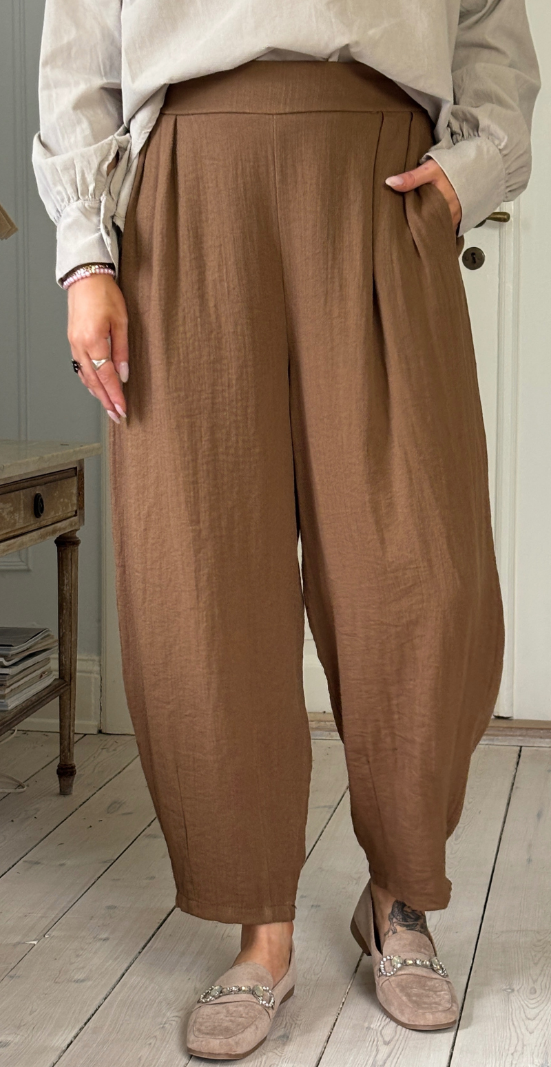 Forudbestil uge 8 Sutton bukser i barrel-fit med læg foran noce LikeLondon