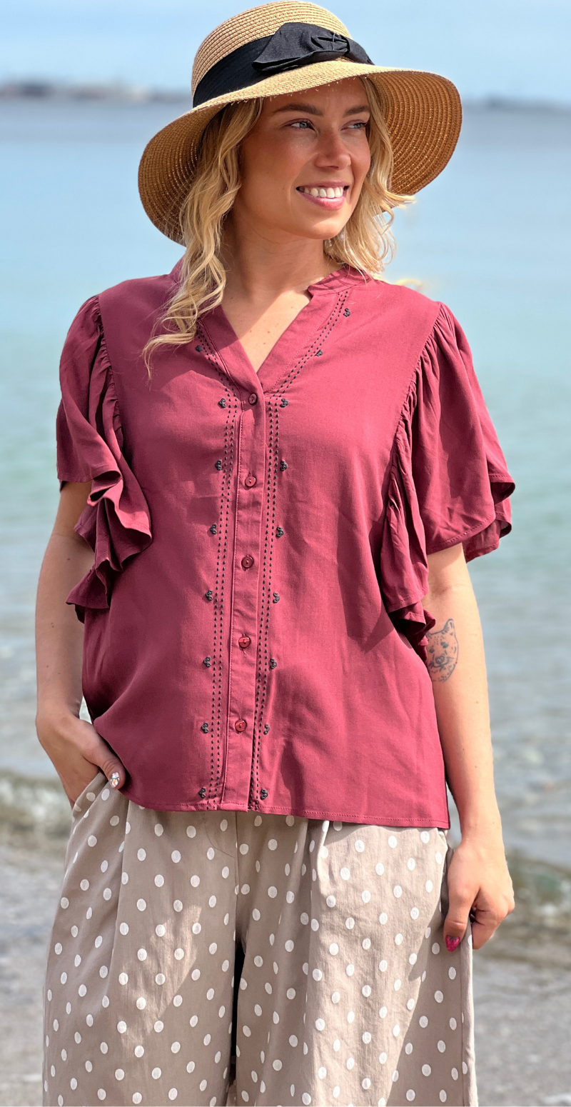 Irma gennemknappet bluse med flæsedetaljer bordeaux LikeLondon