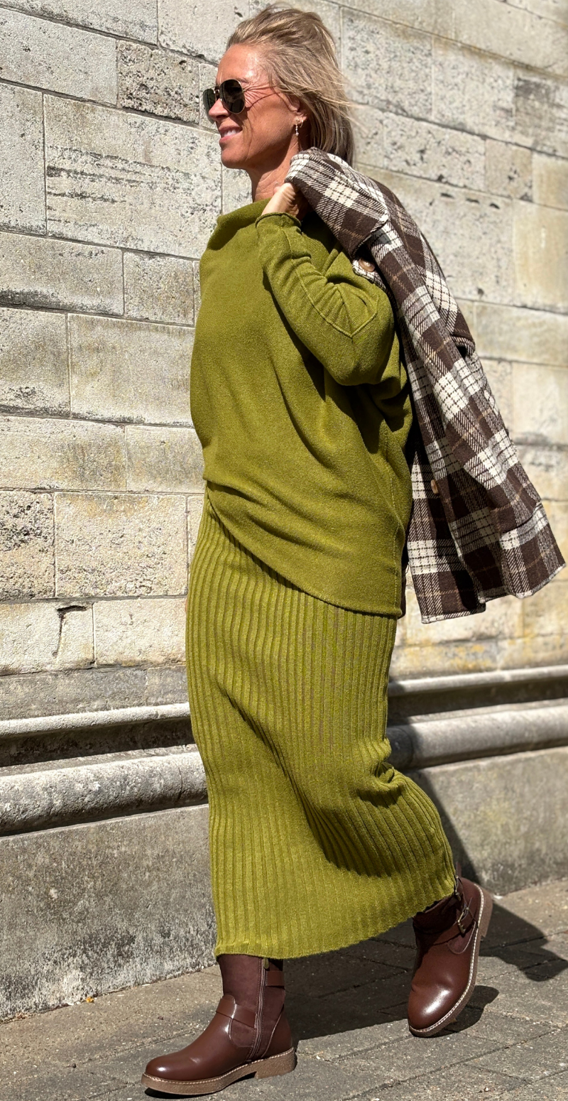 Molly striksæt med rib nederdel og asymetrisk bluse olive LikeLondon