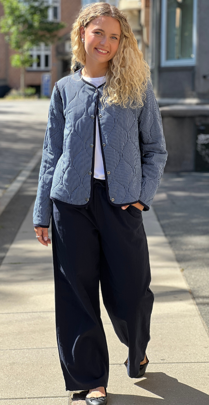 Wilma quiltet jakke med mønster navy LikeLondon