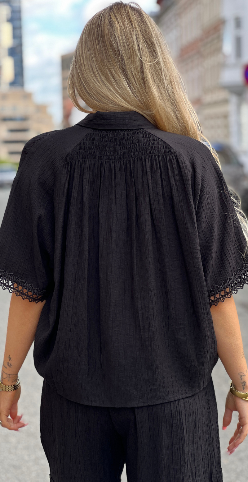 Regina skjortebluse med blondekant sort LikeLondon