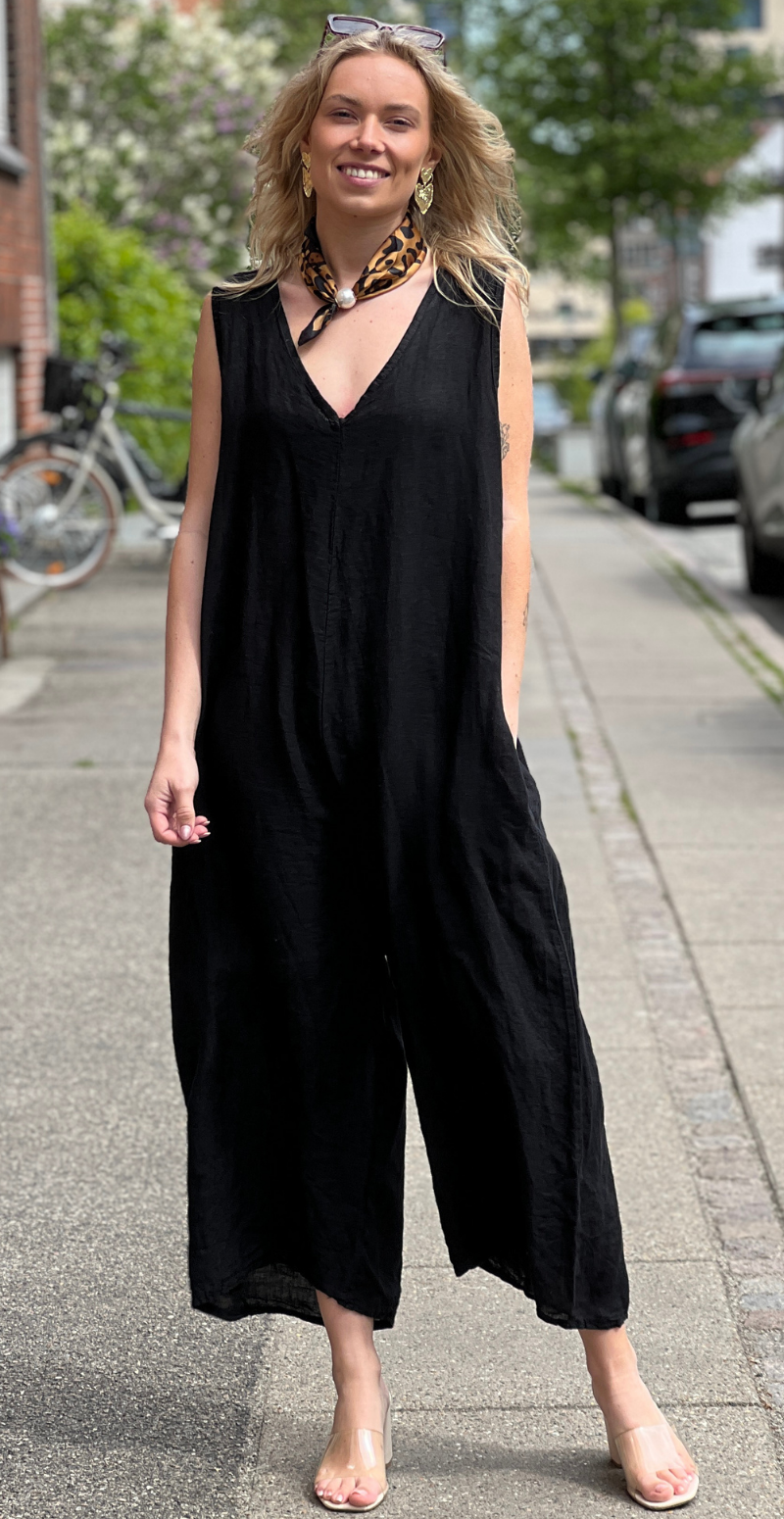 Juliane jumpsuit i hør med v-udskæring sort LikeLondon