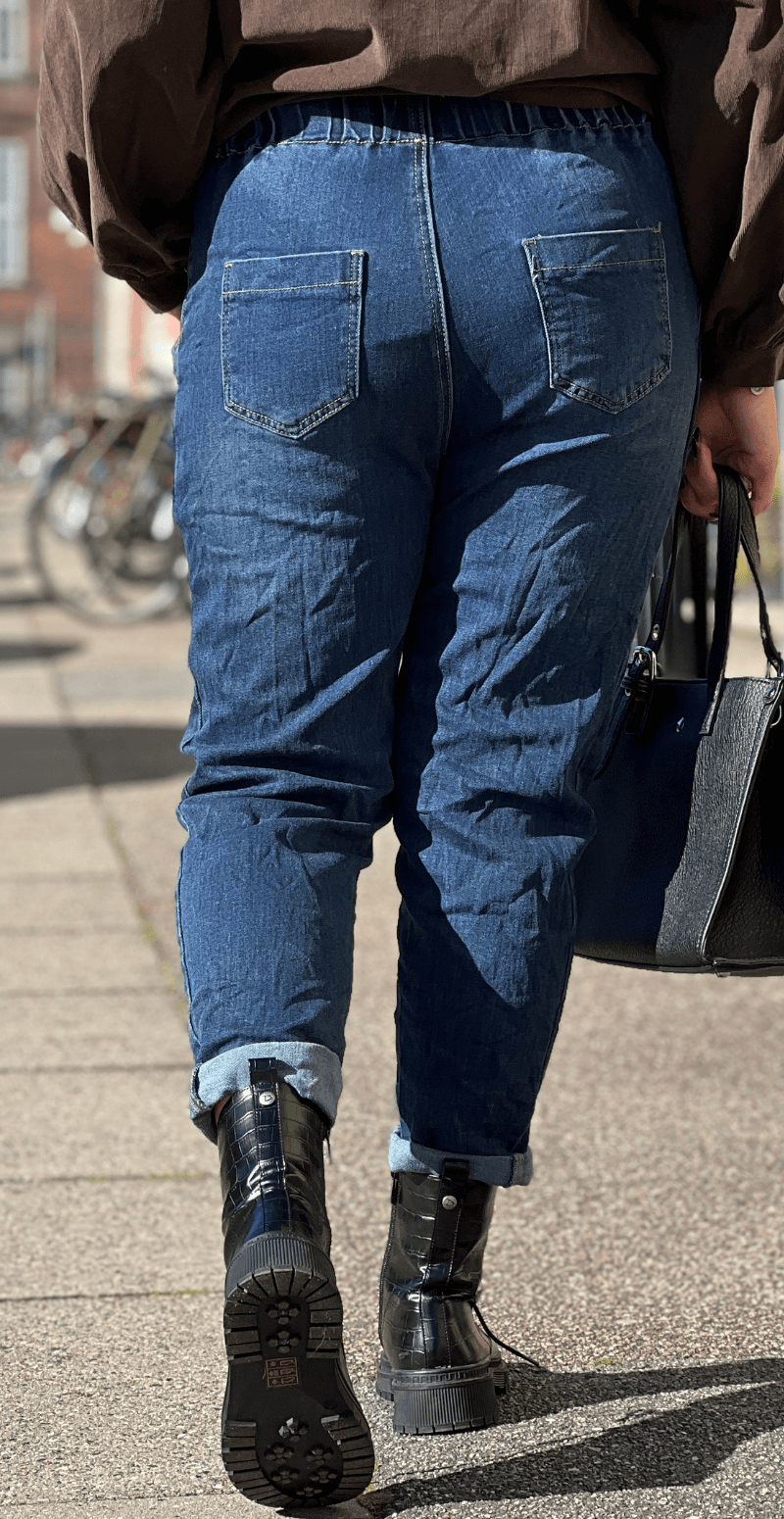 Leah jeans med lommer på siden og snørre i taljen LikeLondon