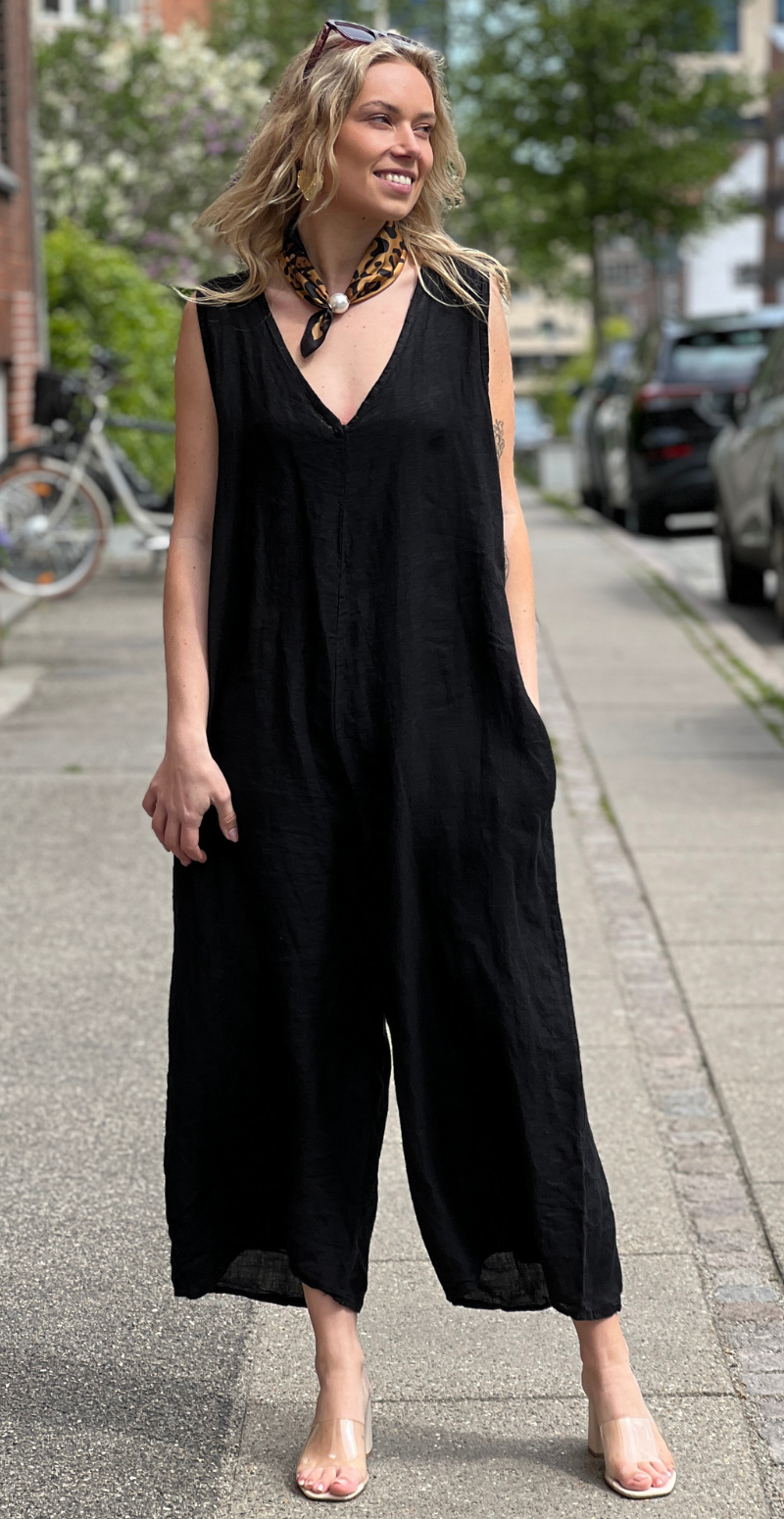 Juliane jumpsuit i hør med v-udskæring sort LikeLondon