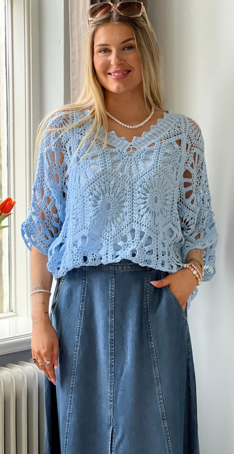 Cajsa hæklet bluse med v-hals og indertop lysblå LikeLondon