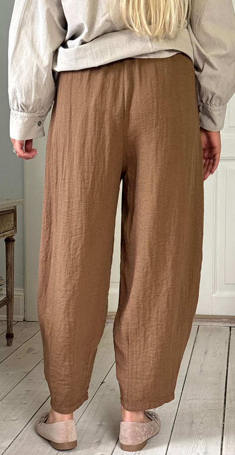 Forudbestil uge 9 Sutton bukser i barrel-fit med læg foran noce LikeLondon