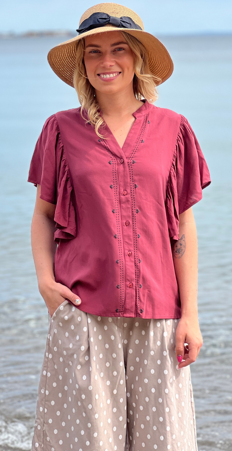 Irma gennemknappet bluse med flæsedetaljer bordeaux LikeLondon